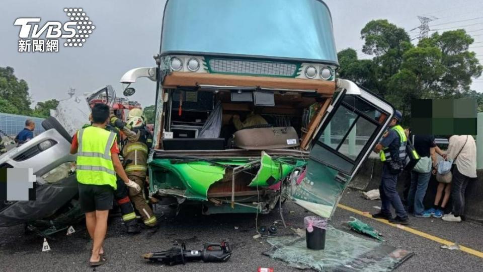 竹科耀群員工包車旅遊，遊覽車重大車禍，釀成4死22傷。（圖／TVBS）