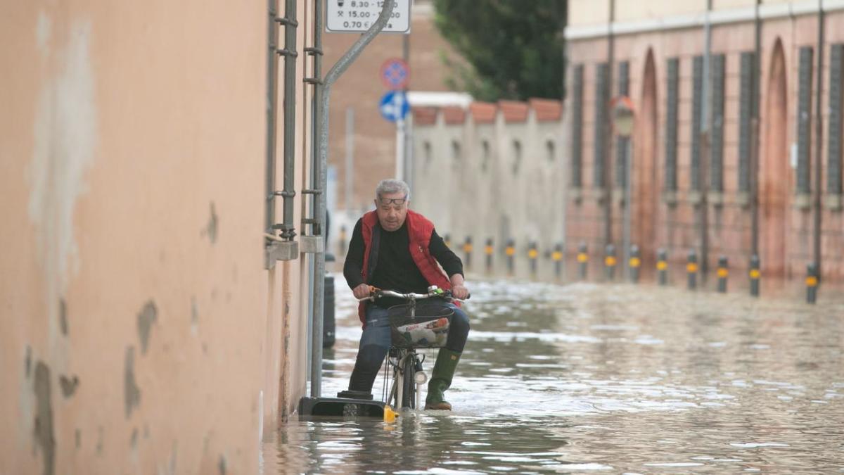 Mortales inundaciones en Italia devastan granjas y destruyen casas