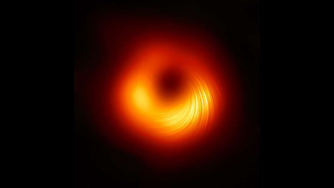 Representación de la polarización alrededor del disco de materia del agujero negro de M87 realizada por el consorcio internacional EHT