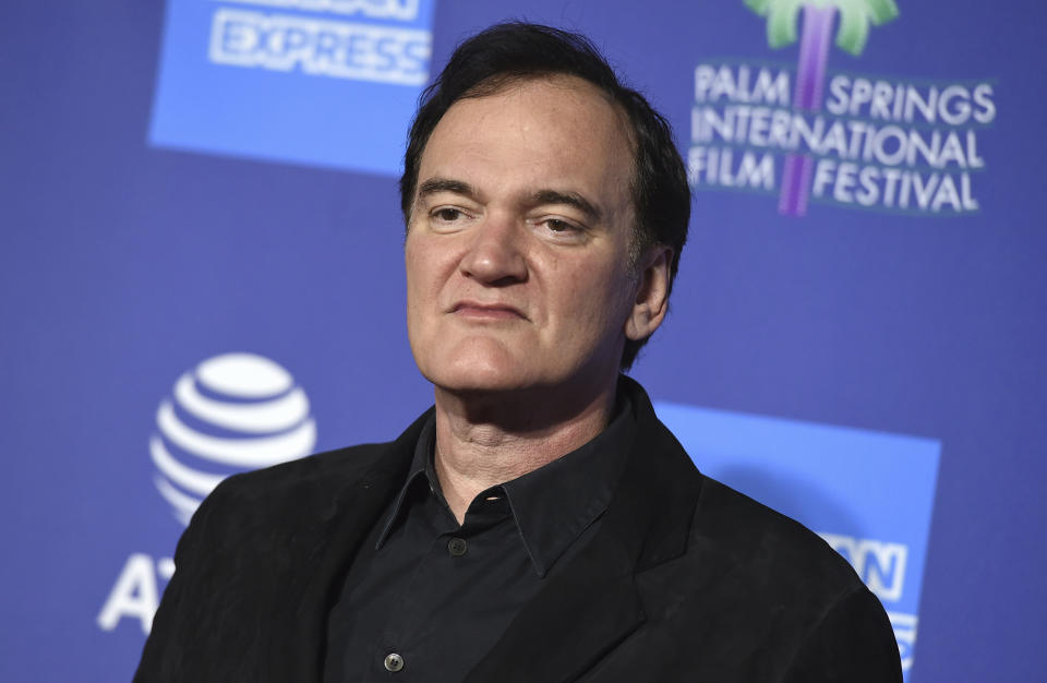 ARCHIVO - Quentin Tarantino llega a la 31a entrega anual de los premios del Festival Internacional de Cine de Palm Springs el 2 de enero de 2020 en Palm Springs, California. El director galardonado con el Oscar tiene un acuerdo para publicar dos libros con la editorial Harper comenzando por la novelización de "Once Upon a Time ... In Hollywood" que tiene previsto para medidados del próximo año. (Foto Jordan Strauss/Invision/AP, archivo)