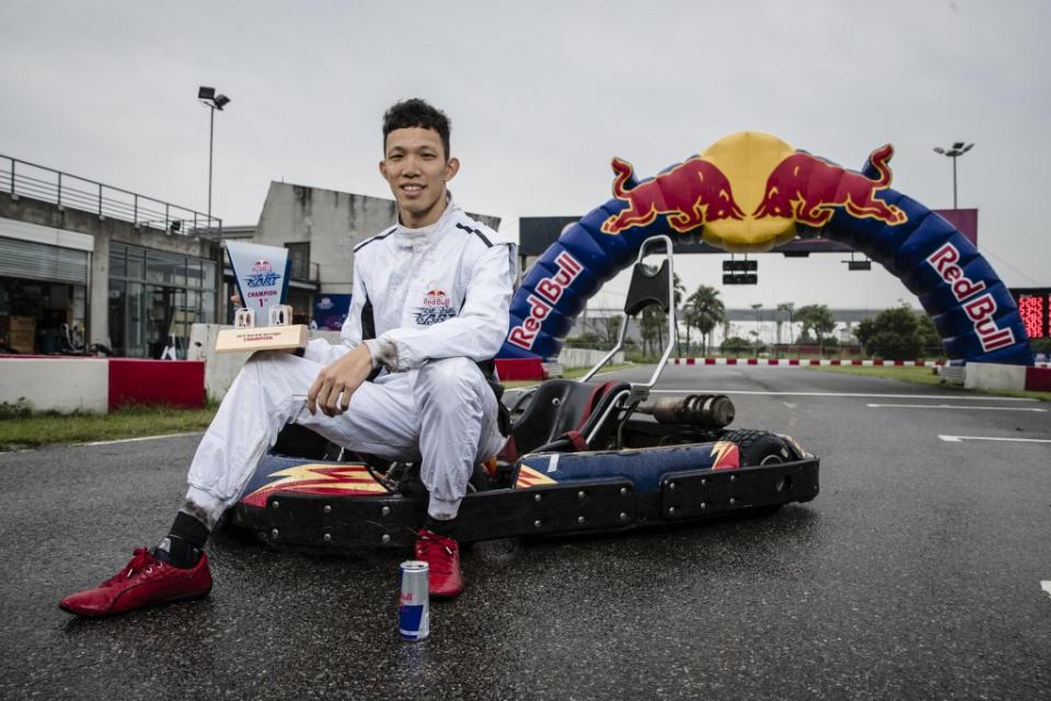 2019-red-bull-kart-fight-aston-martin-red-bull-racing-f1