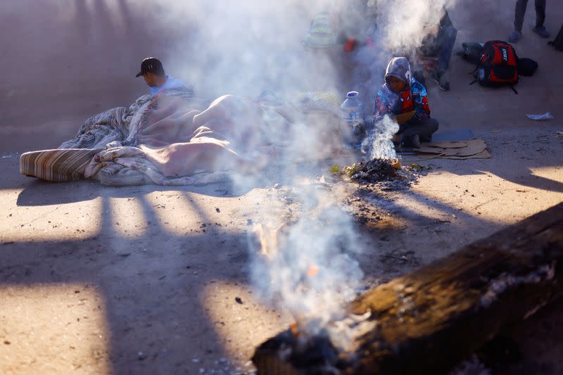 Migrantes solicitantes de asilo descansan cerca del Río Bravo, en Ciudad Juárez