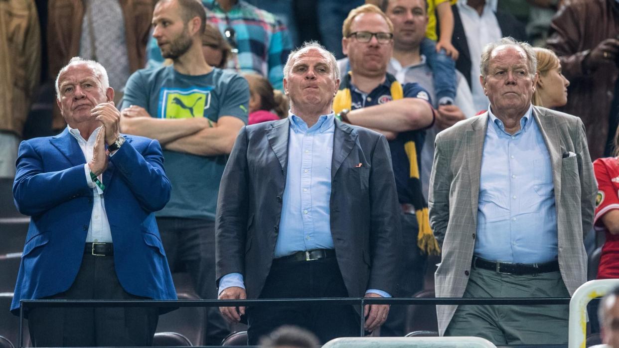 Der 65-Jährige (Mitte) ist wieder der unbestrittene Taktgeber bei den Bayern.