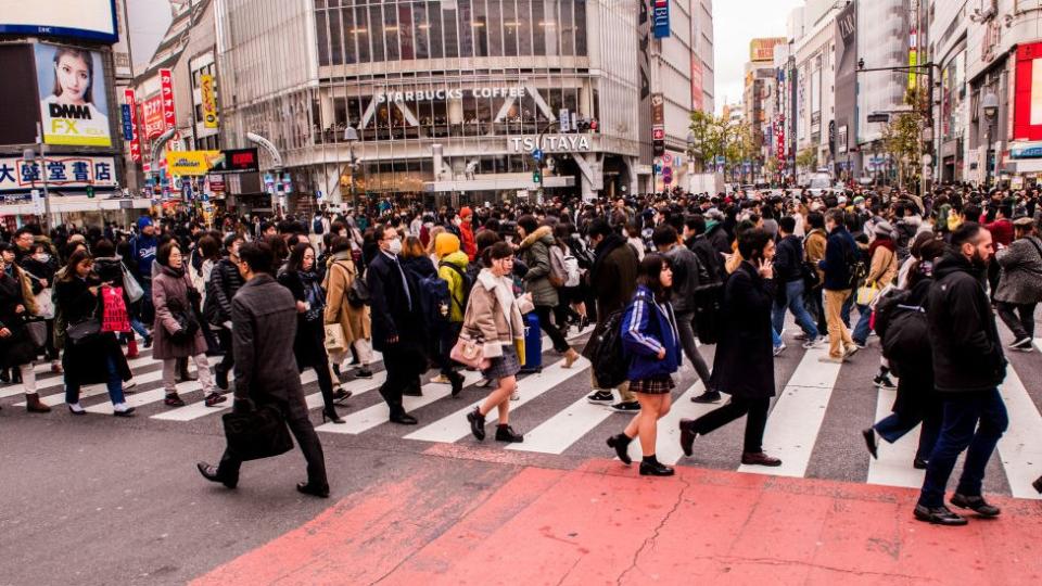 Gene cruzando la calle en Tokio