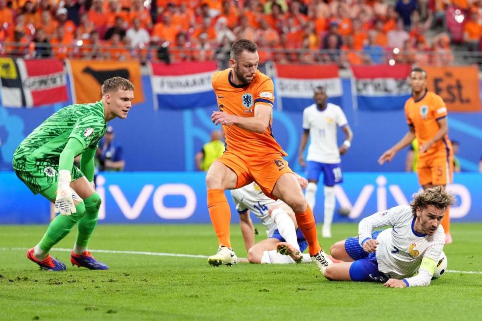 Bart Verbruggen helps Holland to a clean sheet against France <i>(Image: AP)</i>