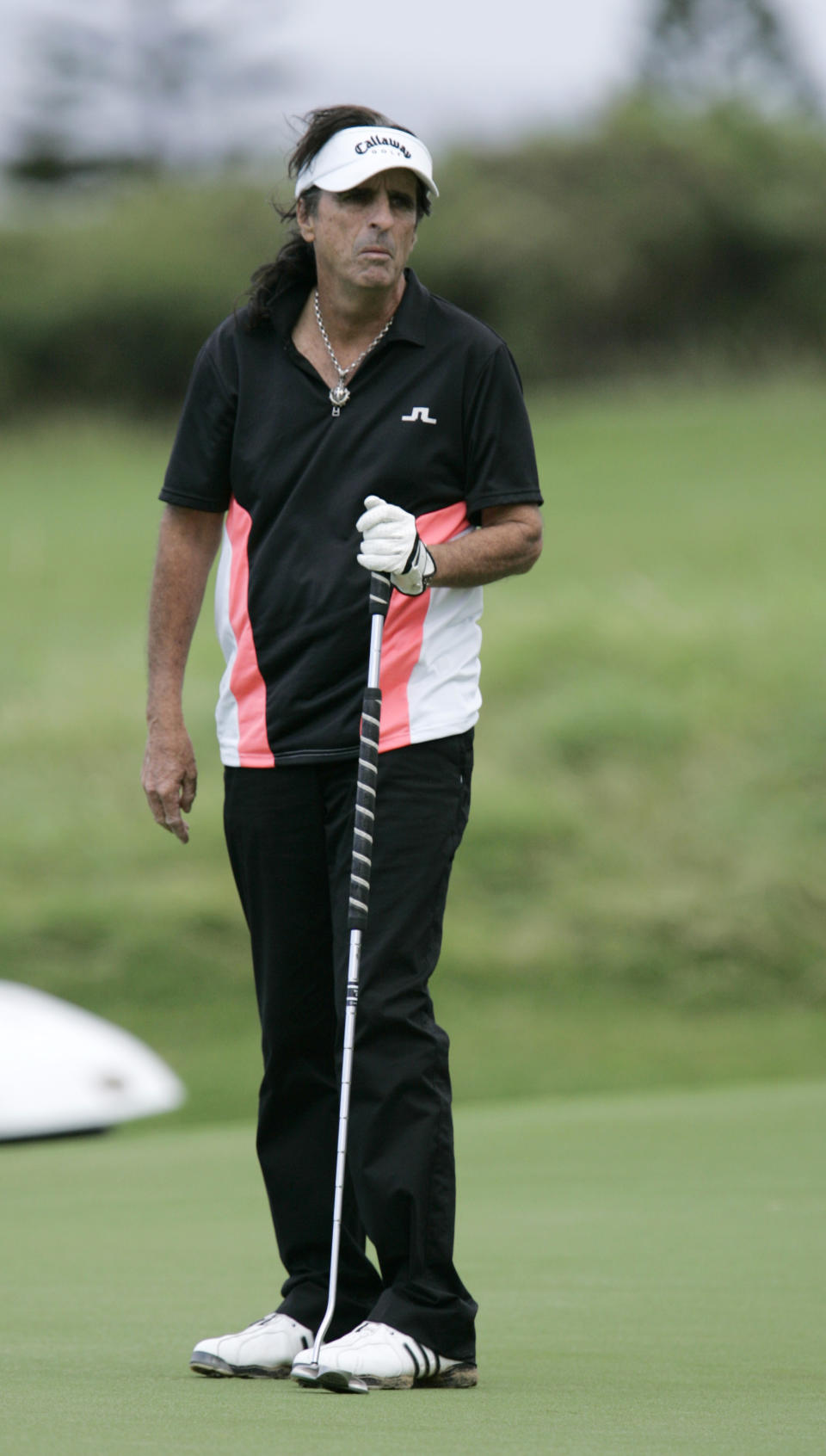 Rock musician Alice Cooper watches his putt on the 9th green at the Mercedes Open Golf Championship Pro-Am round  in Kapalua, Hawaii on January 3, 2007. REUTERS/Hugh Gentry (UNITED STATES)