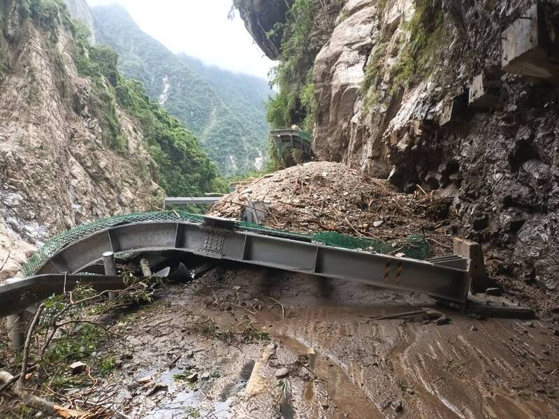 太魯閣長春祠聯外道路受損 太魯閣國家公園接連受0403地震、颱風凱米影響，長 春祠聯外道路受損。 （太魯閣國家公園管理處提供） 中央社記者張祈傳真  113年9月27日 