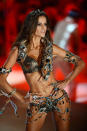 VS-Kollegin Izabel Goulart schmückte ihren durchtrainierten Body ebenfalls mit funkelnden Reptilien und vielen Schmucksteinen. (Bild: ddp images)