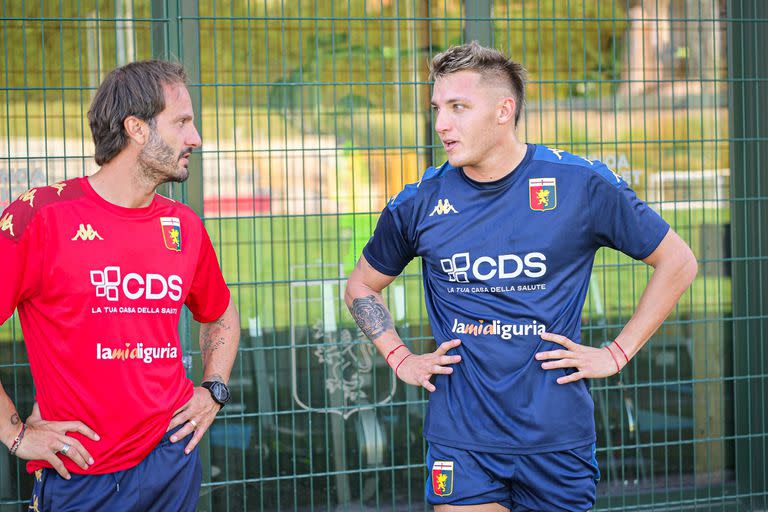 Mateo Retegui conversa con Alberto Gilardino, entrenador de Genoa