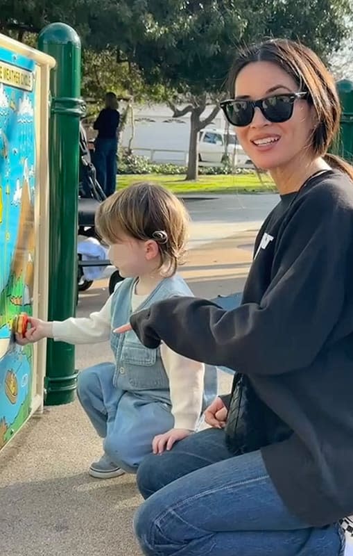 Olivia Munn en el parque con su hijo Malcolm
