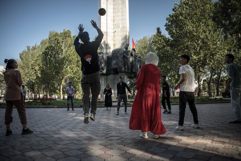 Un partido de voleibol cerca del Monumento a la Amistad de las Naciones en Bishkek, Kirguistán