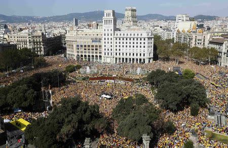 Catalan pro-independence demonstrators gather at Catalunya square during a rally in Barcelona October 19, 2014. REUTERS/Albert Gea