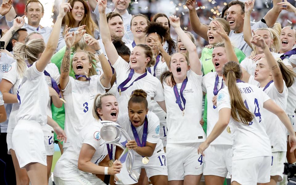  Players of England celebrate with the UEFA Womenâ€™s EURO 2022 Trophy after their side's victory during the UEFA Women's Euro 2022 final match between England and Germany at Wembley Stadium on July 31, 2022 in London, England - Lynne Cameron - The FA/The FA via Getty Images