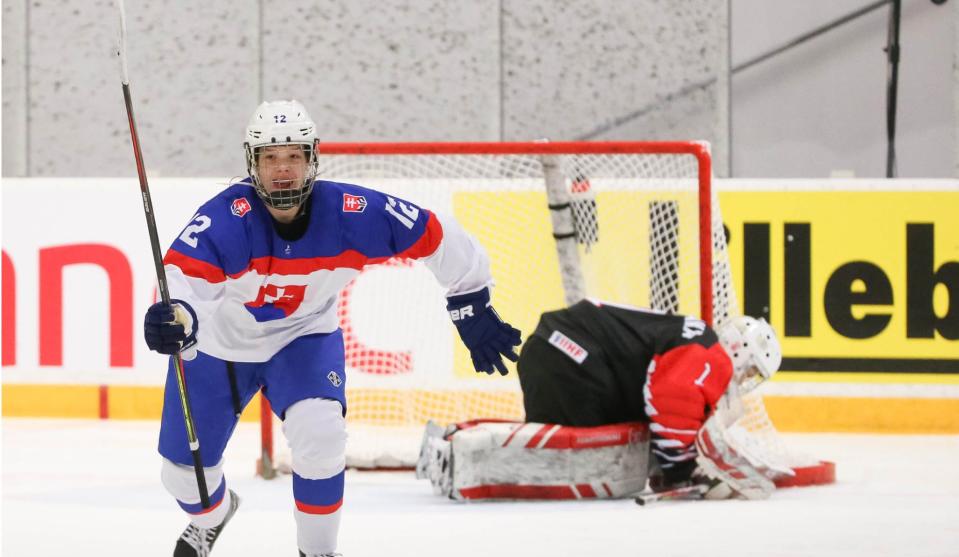 Nela Lobusanova, de 14 años, está conquistando el mundo del hockey con 10 puntos en cuatro partidos en el Campeonato Mundial Femenino Sub-18.  (Foto vía IIHF)