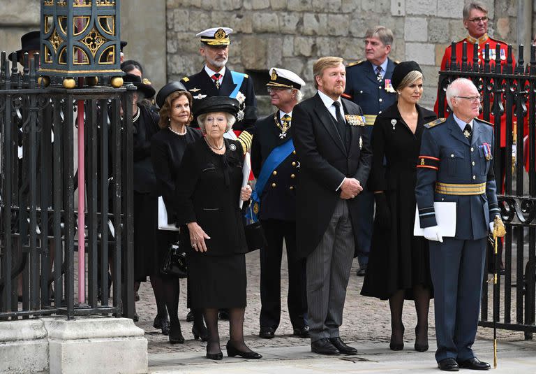 La reina Silvia de Suecia (izquierda), el rey Felipe VI de España (segundo a la izquierda), el rey Carl Gustav XVI de Suecia (centro), el rey Guillermo de los Países Bajos (centro a la derecha) y la reina Máxima de los Países Bajos (segundo a la derecha) salen de la Abadía de Westminster