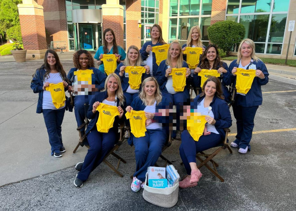 美國一間醫院有14名護士同時懷孕，所有人拿著寶寶衣服留下合影。（圖／翻攝自Saint Luke's East Hospital臉書）