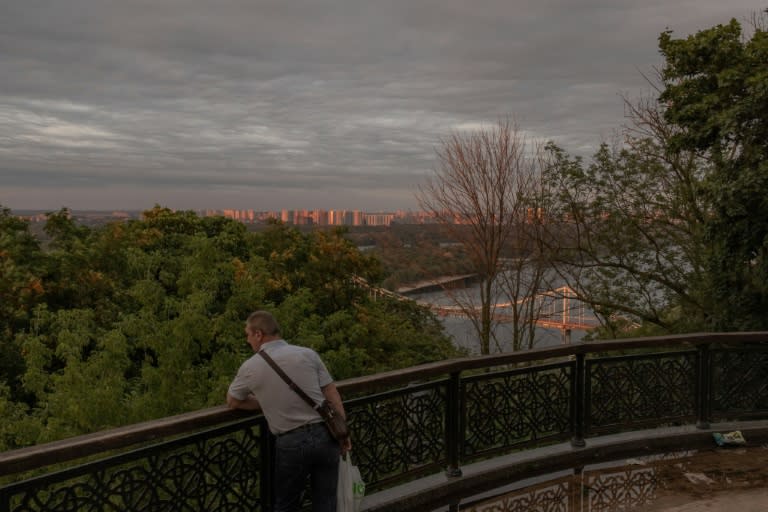 Un hombre mira hacia Kiev desde un mirador de la ciudad el 12 de junio de 2024, en plena guerra de Ucrania (Roman PILIPEY)