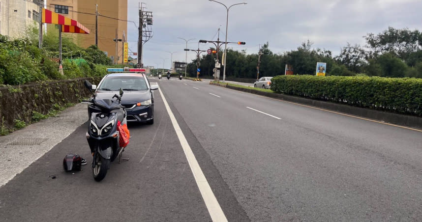 三芝3日下午發生車禍，朱姓女騎士撞上流浪犬之後慘摔，如今命危仍在急救中。（圖／翻攝畫面）