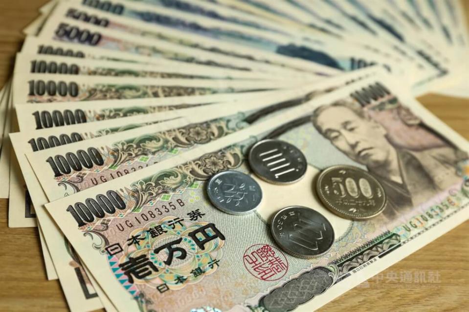 日本央行突然宣布將10年期公債殖利率上限放寬到0.5%，吸引全球的資金回到日本債市，造成日幣大升值。圖／中央社