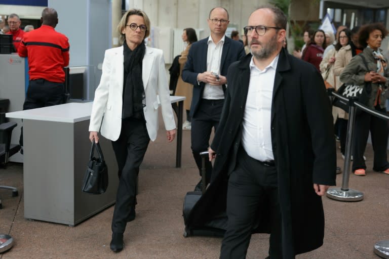 L'ex-maire de Canteleu Mélanie Boulanger arrive au tribunal de Bobigny avec son avocat, Me Arnaud de Saint-Remy (D), le 27 mai 2024 (Thomas SAMSON)