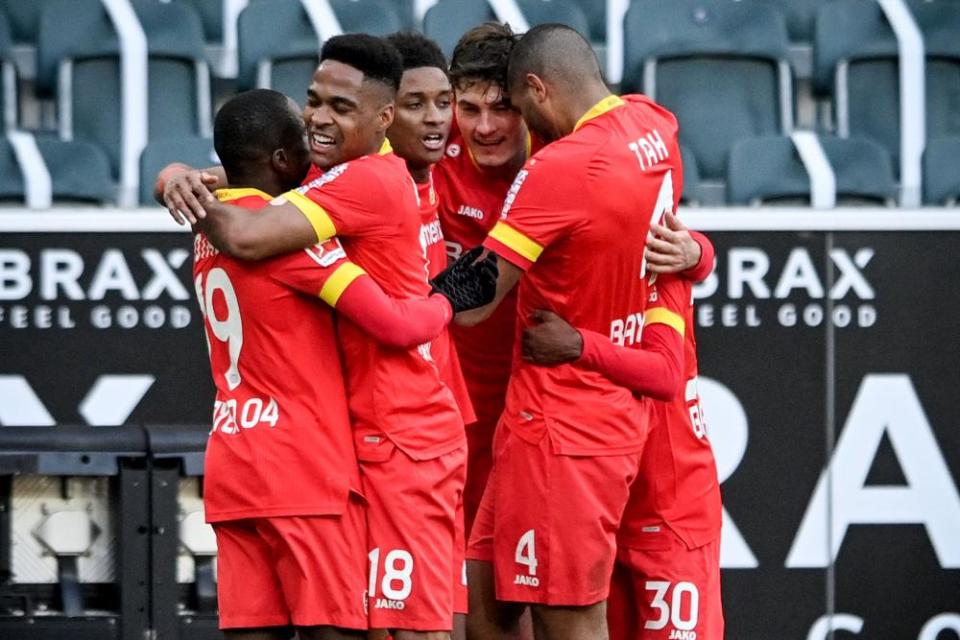 Leverkusen players celebrate against Gladbach