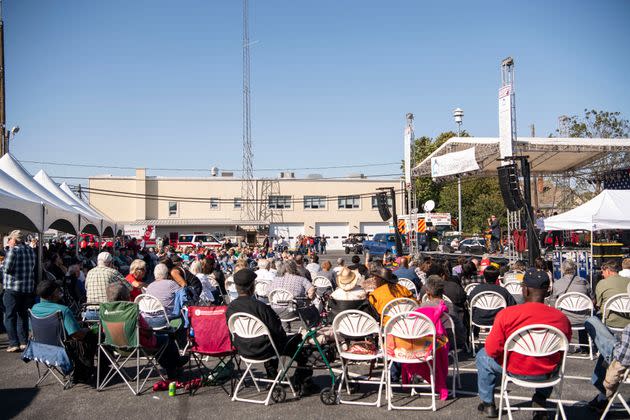 Festivalgoers listen to a rock and roll cover band. (Photo: Damon Dahlen/HuffPost)