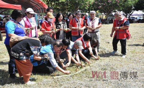 （觀傳媒桃竹苗新聞)【記者曾平/桃園報導】桃園市原住民歲時祭儀賽夏族祖靈祭paSbaki’」今(23) 日舉行，桃園市秘書長出席時溫代欣表示，原住民族歲時祭儀透過精彩的文化展演，讓都會區族人及市民朋友對賽夏族文化有更多元的認識與認同。 市府強力支持原住民文化保留，讓原住民朋友能安居樂業、創造桃園為友善幸福的城市。