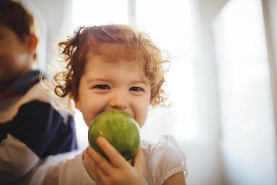 Child eating an apple (iStock)