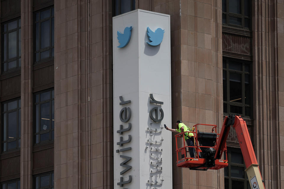 Desmonte del Twitter en el edificio de la sede corporativa de Twitter mientras Elon Musk renombra Twitter como X y desvela un nuevo logotipo, en el centro de San Francisco, California, EE.UU., el 24 de julio de 2023. (REUTERS/Carlos Barria)