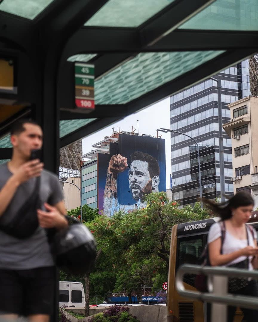 A pocos días de cumplirse un año de la gran final de la Copa del Mundo, un nuevo mural de Messi llegó a Buenos Aires