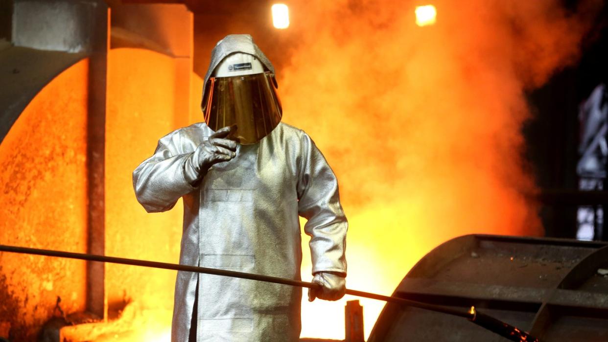 Stahlarbeiter am Hochofen 8 bei ThyssenKrupp in Duisburg: Die IG Metall will in der anstehenden Tarifrunde für die deutsche Metall-und Elektroindustrie zunächst auf eine konkrete Lohnforderung verzichten.