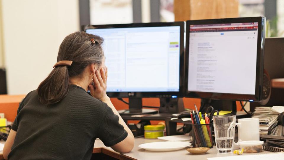 Mujer mirando el correo