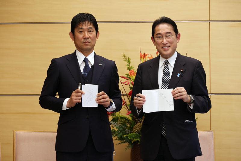 日本首相岸田文雄（右）與足球國家隊教練森保一（左）互相交換了筆記本。（翻攝自岸田文雄Twitter）