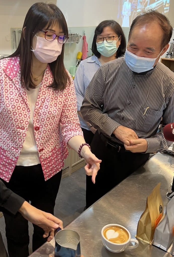 毒防局局長林瑩蓉瞭解咖啡店技職訓練成效。（記者許正雄翻攝）