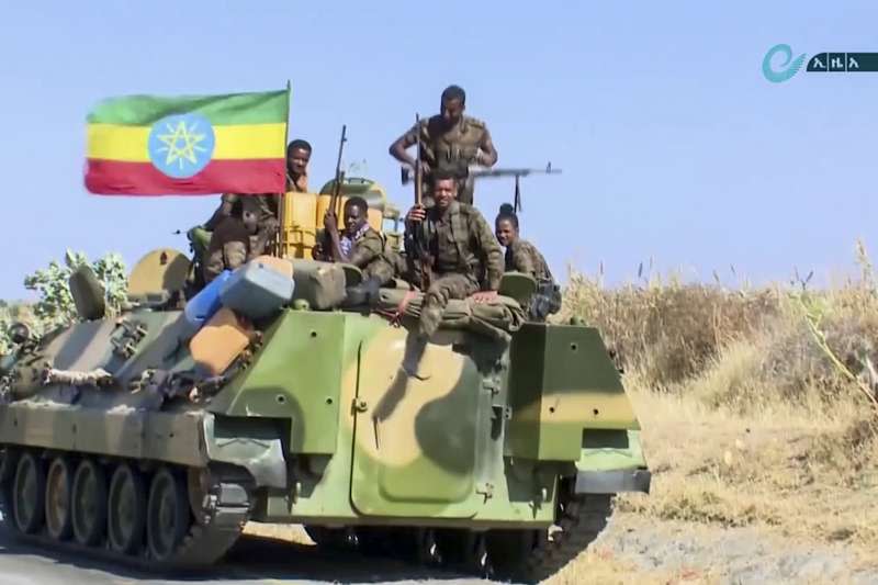 衣索比亞瀕臨內戰，圖為前往提格雷州作戰的衣索比亞政府軍（AP）