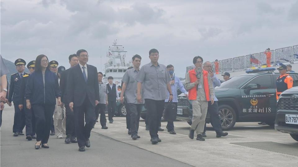 卓榮泰校閱新購置的車輛以及海巡人員。（呂健豪攝）