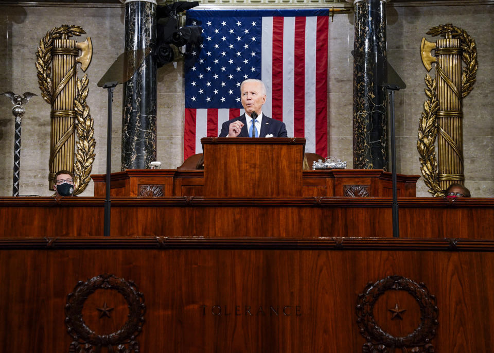 El presidente Joe Biden pronuncia un discurso ante una sesión conjunta del Congreso en la Cámara de Representantes en el Capitolio federal en Washington, el miércoles 28 de abril de 2021. (Melina Mara/The Washington Post vía AP, Foto compartida)