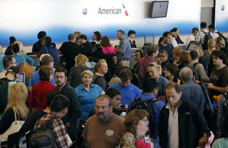 Passengers wait in line at O'Hare International Airport in Chicago, Illinois, September 26, 2014. REUTERS/Jim Young