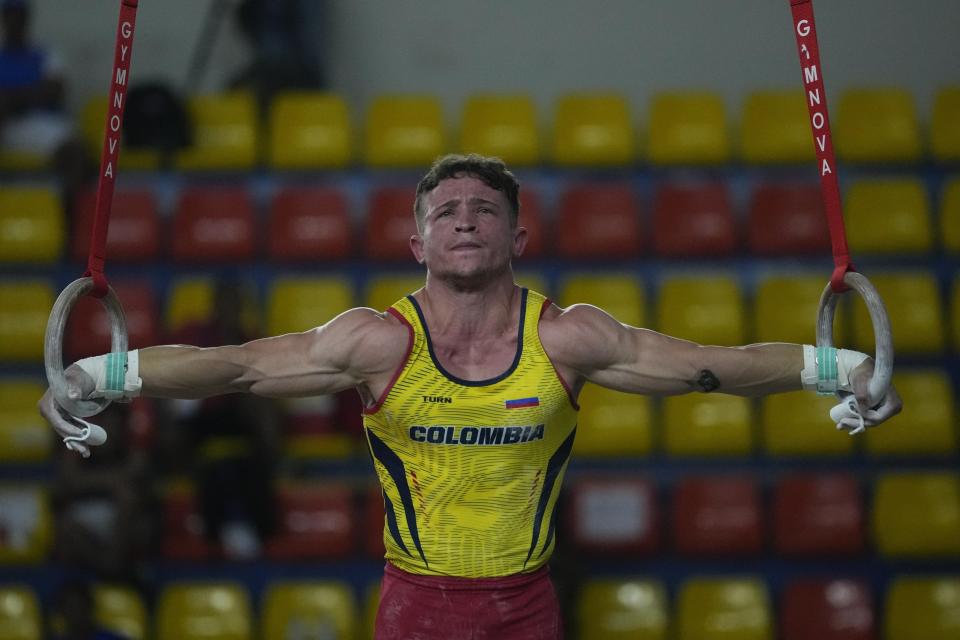 El colombiano Dilan Jiménez compite en los anillos durante el all-around individual de los Juegos Centroamericanos y del Caribe en San Salvador, el lunes 26 de junio de 2023 (AP Foto/Arnulfo Franco)