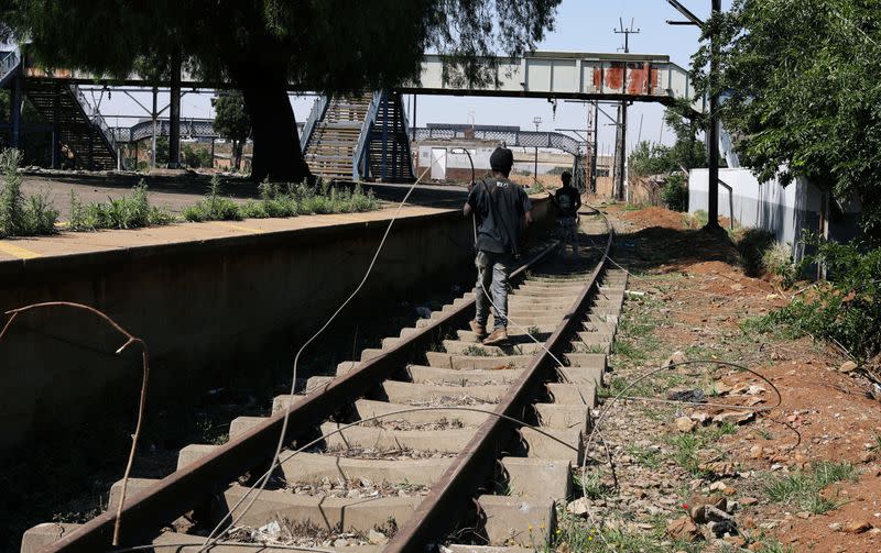 Imagen de archivo de personas sacando cables en la vandalizada estación Kliptown, en Soweto, Sudáfrica.