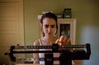 <p>Lily Collins, Tochter von Phil Collins, hatte für den Netflix-Film "To The Bone" extrem stark abgenommen. Viele Fans waren geschockt vom Anblick der Schauspielerin und warfen dem Film vor, Magersucht zu verharmlosen. Doch Lily Colins ging es um das glatte Gegenteil, denn sie hatte "als Teenager genau dieses Problem auch", wie sie in einem Interview gestand. (Bild: Gilles Mingasson / Netflix)</p> 