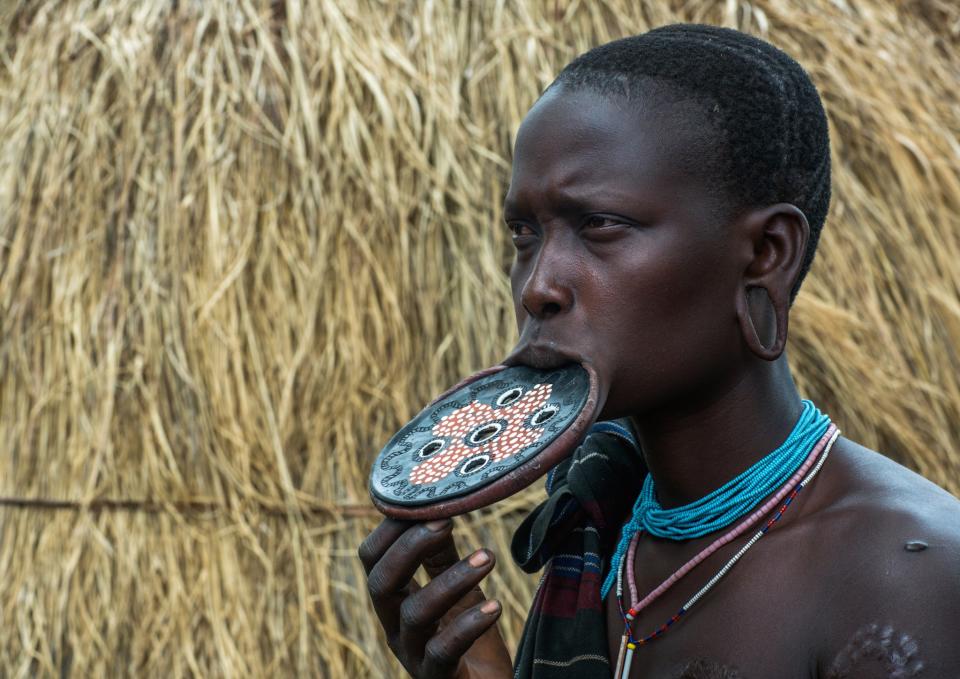 <p>Je größer der Lippenteller, desto höher ist das Ansehen der Frau. Es ist ein bis heute gängiges Ritual der Mursi, das Erwachsenwerden symbolisiert. (Bild: Getty Images) </p>