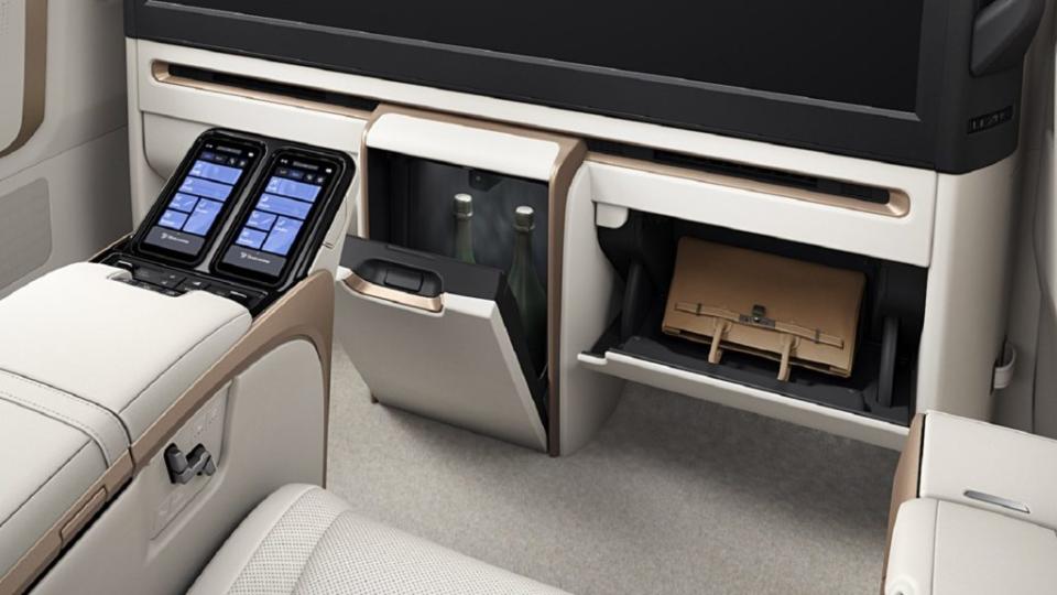 後座座椅、空調等可透過兩組類似手機的遙控器操作，同時4人座車型也保留冰箱、置物櫃等收納機能。(圖片來源/ Lexus)