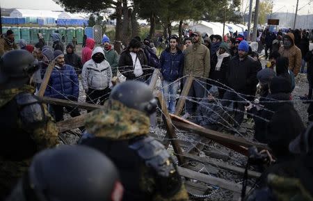 Macedonian soldiers set up barbed wire over rail tracks on the border with Greece, near Gevgelija, Macedonia, November 28, 2015. REUTERS/Stoyan Nenov