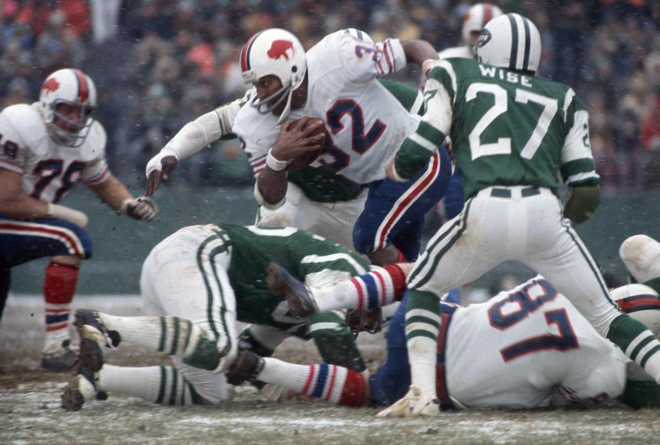 O.J. Simpson (32), ex corredor de los Buffalo Bills, fue el primer jugador en superar las 2 mil yardas por tierra en una temporada. (Foto: Focus on Sport/Getty Images)