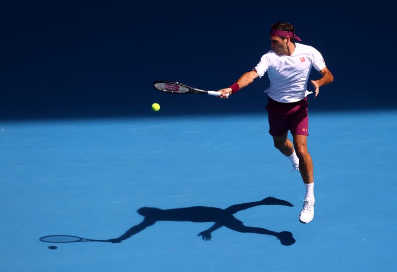 El tenista suizo Roger Federer golpea la bola durante su partido de cuartos de final del Abierto de Australia ante el estadounidense Tennys Sandgren en Melbourne Park, Melbourne, Australia.