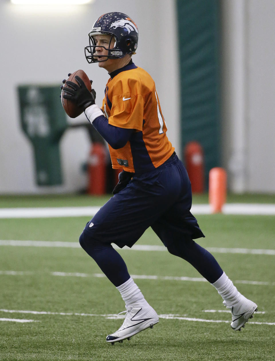 Denver Broncos quarterback Peyton Manning drops back to pass during practice Thursday, Jan. 30, 2014, in Florham Park, N.J. The Broncos are scheduled to play the Seattle Seahawks in the NFL Super Bowl XLVIII football game Sunday, Feb. 2, in East Rutherford, N.J. (AP Photo)
