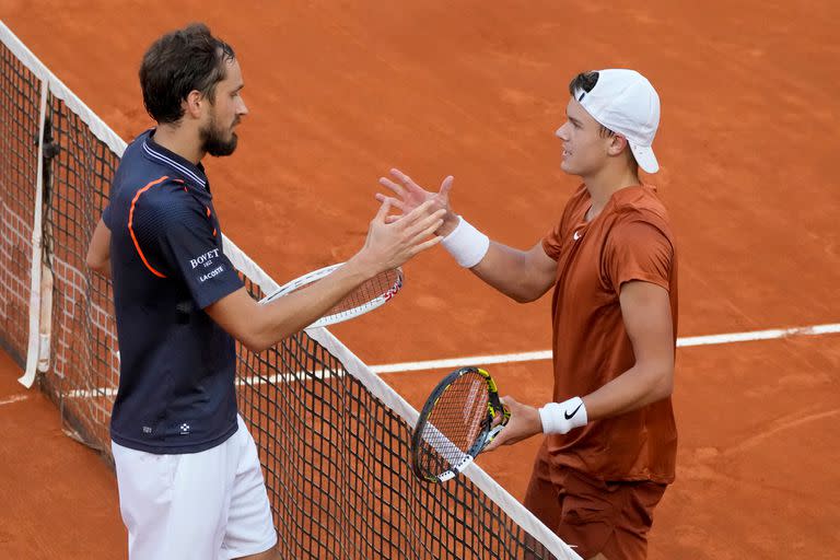 El saludo entre Daniil Medvedev y Holger Rune; el ruso hizo valer su experiencia en los momentos decisivos