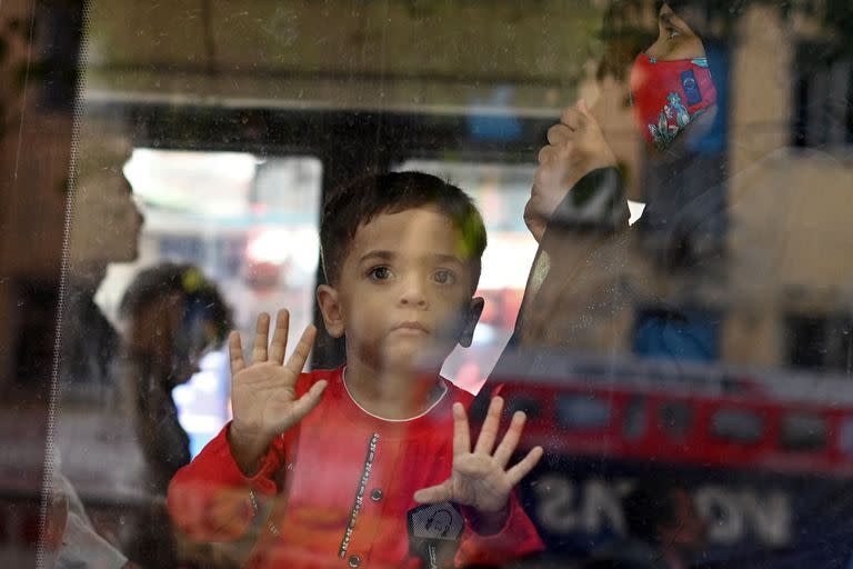 Mirando por la ventana de un transporte mientras viaja en Nueva Delhi.