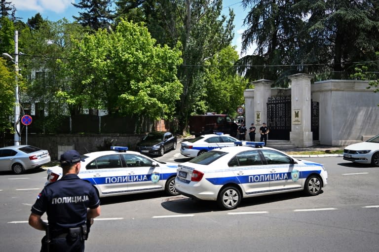 Des policiers déployés autour de l'ambassade d'Israël à Belgrade, après une attaque terroriste, le 29 juin 2024 en Serbie (OLIVER BUNIC)